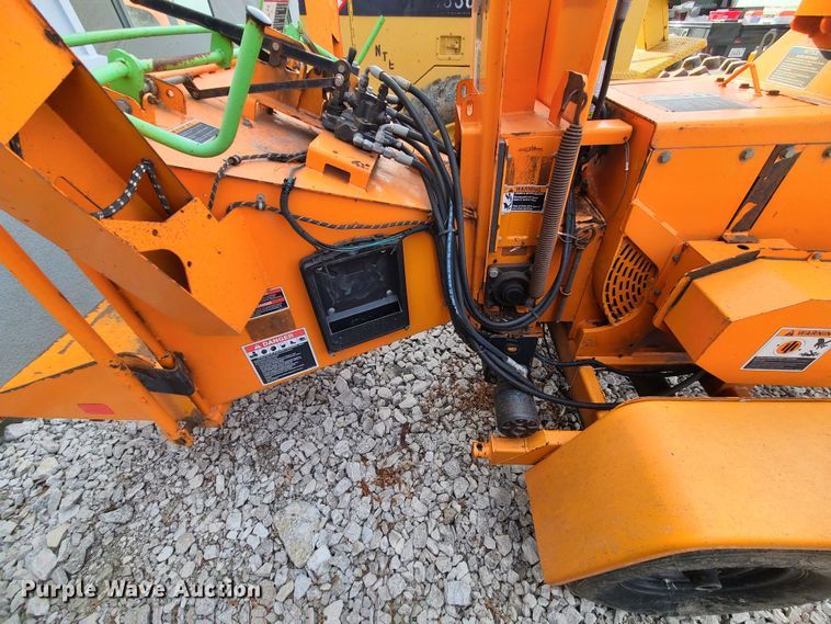 image for item JW9801 2010 Altec CFD1217  wood chipper