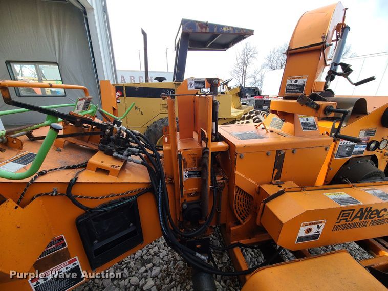 image for item JW9801 2010 Altec CFD1217  wood chipper