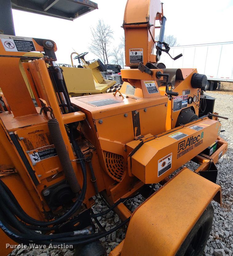 image for item JW9801 2010 Altec CFD1217  wood chipper