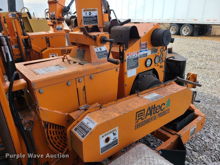 image for item JW9802 2011 Altec CFD1217  wood chipper