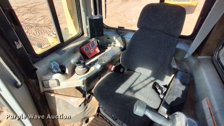 image for item LA9306 2004 Caterpillar D6R LGP Series II  dozer