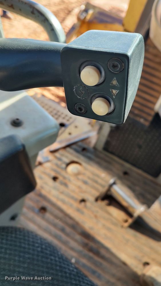 image for item LA9306 2004 Caterpillar D6R LGP Series II  dozer