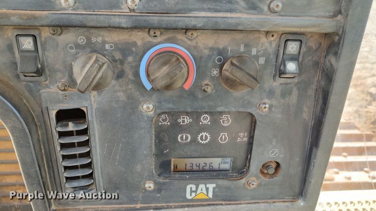 image for item LA9306 2004 Caterpillar D6R LGP Series II  dozer