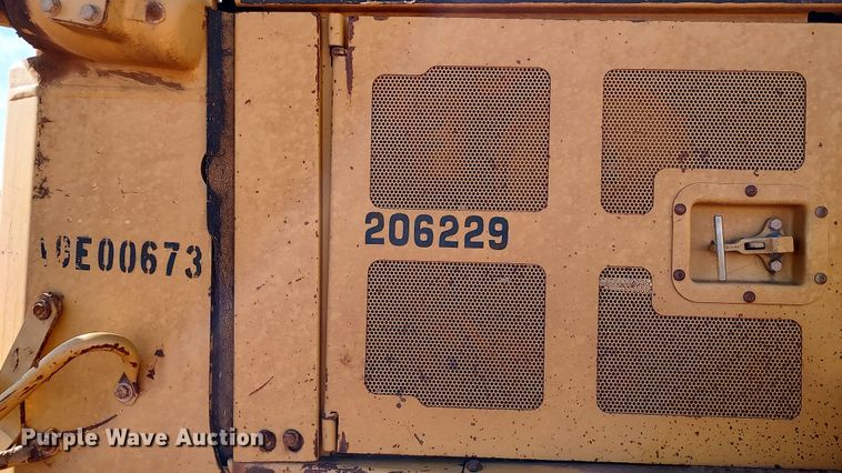 image for item LA9306 2004 Caterpillar D6R LGP Series II  dozer