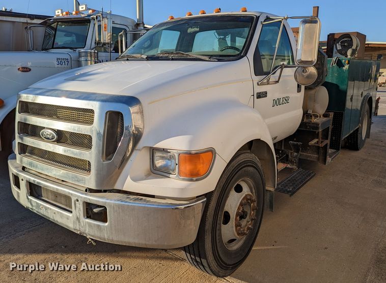 image for item LK9464 2004 Ford F650 Super Duty  utility / service truck