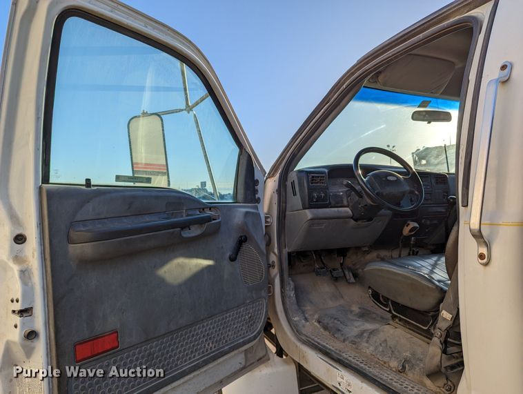 image for item LK9464 2004 Ford F650 Super Duty  utility / service truck