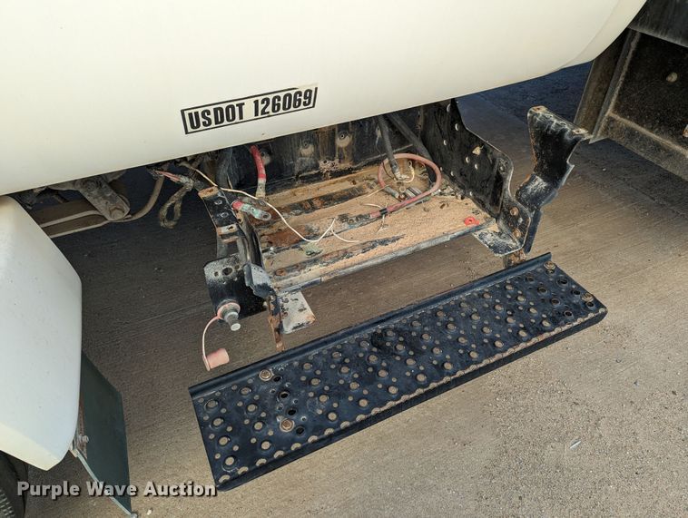 image for item LK9464 2004 Ford F650 Super Duty  utility / service truck