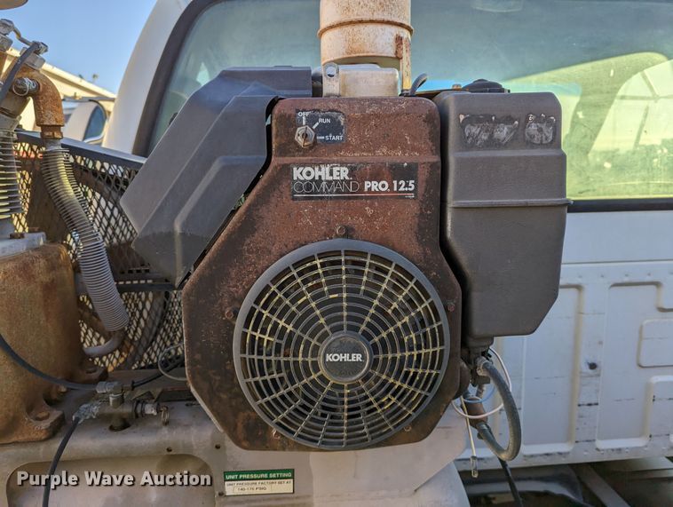 image for item LK9464 2004 Ford F650 Super Duty  utility / service truck