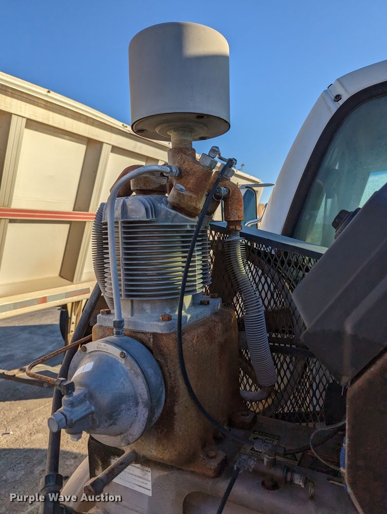 image for item LK9464 2004 Ford F650 Super Duty  utility / service truck