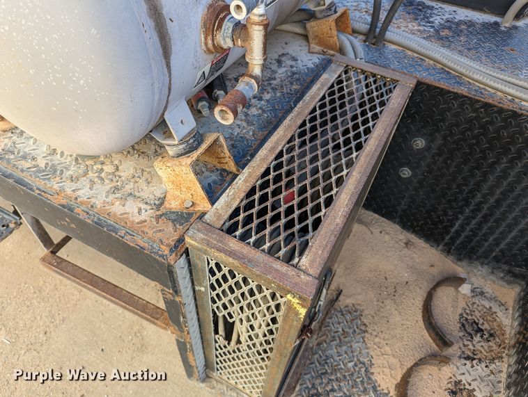 image for item LK9464 2004 Ford F650 Super Duty  utility / service truck