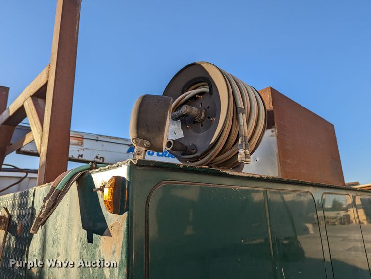 image for item LK9464 2004 Ford F650 Super Duty  utility / service truck