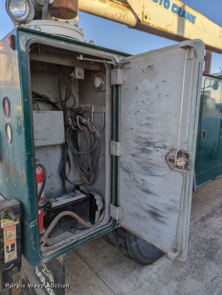 image for item LK9464 2004 Ford F650 Super Duty  utility / service truck