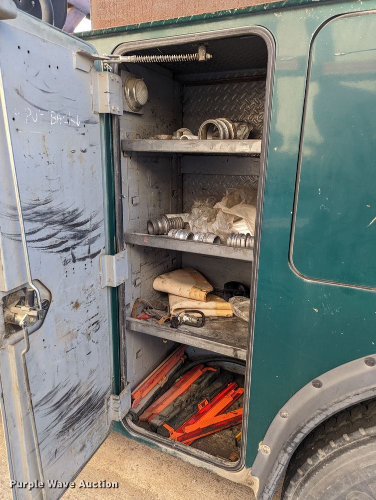 image for item LK9464 2004 Ford F650 Super Duty  utility / service truck