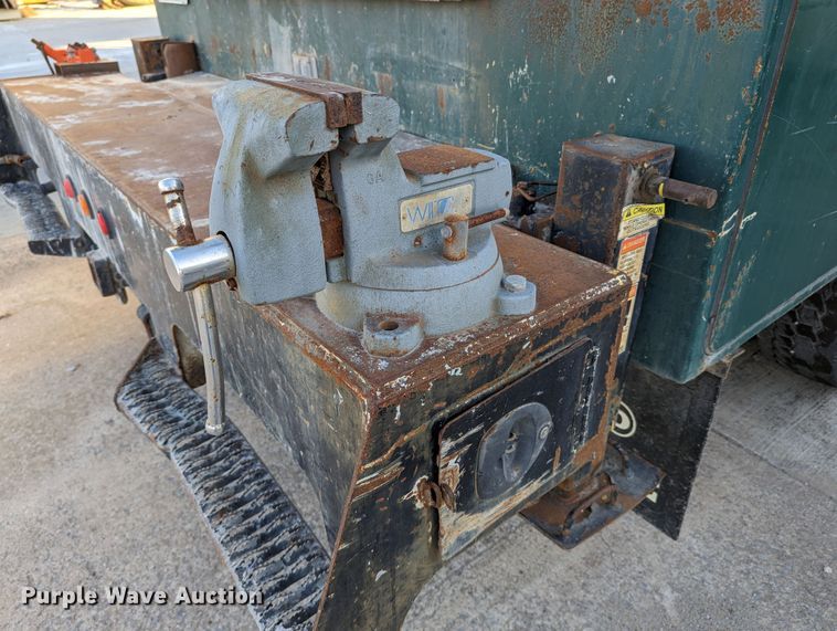 image for item LK9464 2004 Ford F650 Super Duty  utility / service truck