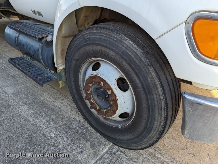 image for item LK9464 2004 Ford F650 Super Duty  utility / service truck