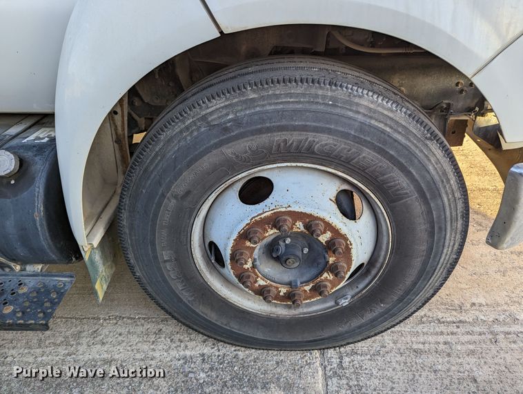 image for item LK9464 2004 Ford F650 Super Duty  utility / service truck