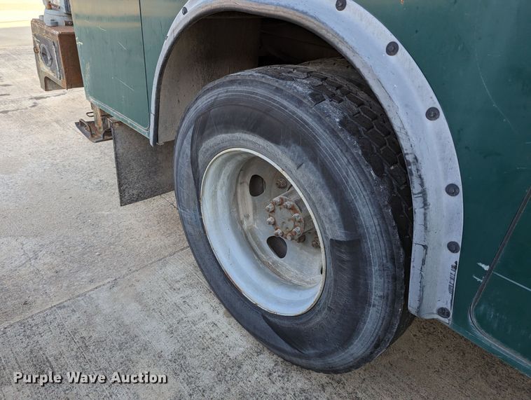 image for item LK9464 2004 Ford F650 Super Duty  utility / service truck