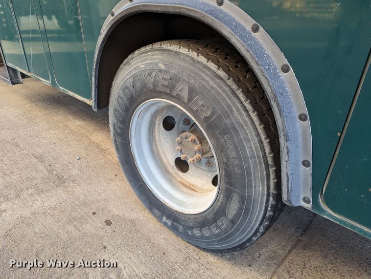 image for item LK9464 2004 Ford F650 Super Duty  utility / service truck