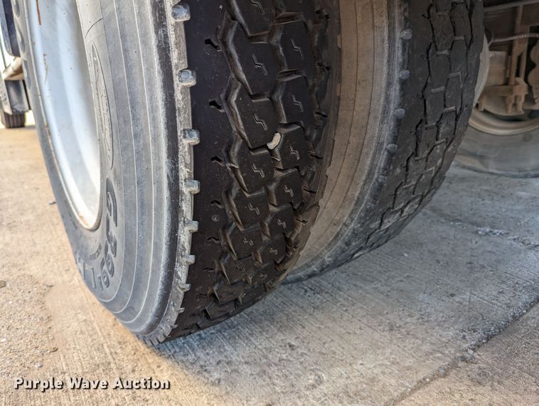 image for item LK9464 2004 Ford F650 Super Duty  utility / service truck