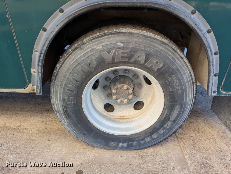 image for item LK9464 2004 Ford F650 Super Duty  utility / service truck