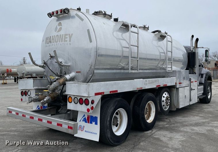 image for item MA9809 2016 International 7600  vacuum truck