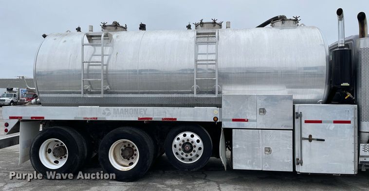 image for item MA9809 2016 International 7600  vacuum truck