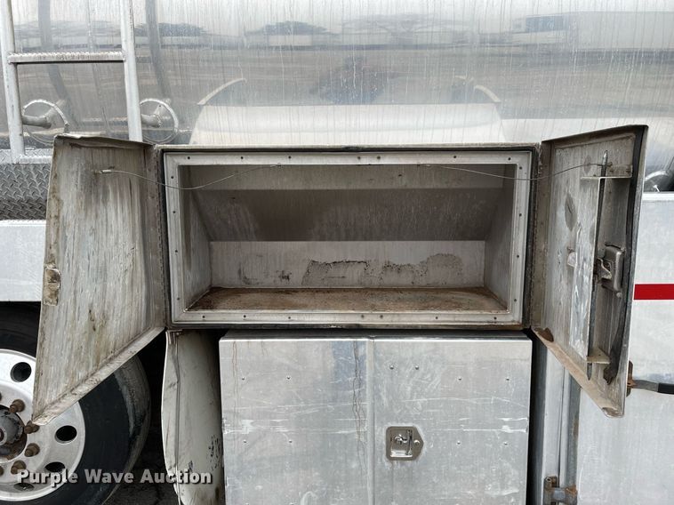 image for item MA9809 2016 International 7600  vacuum truck