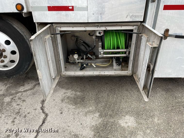 image for item MA9809 2016 International 7600  vacuum truck