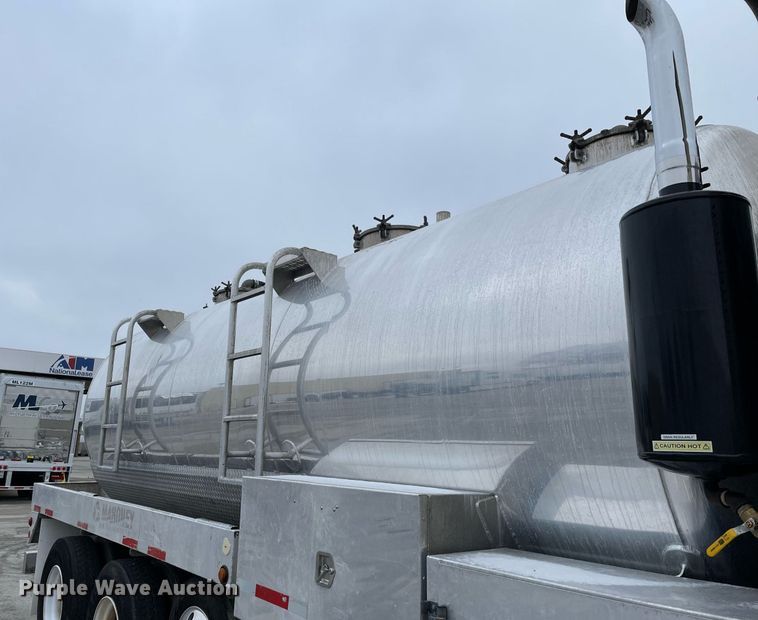 image for item MA9809 2016 International 7600  vacuum truck