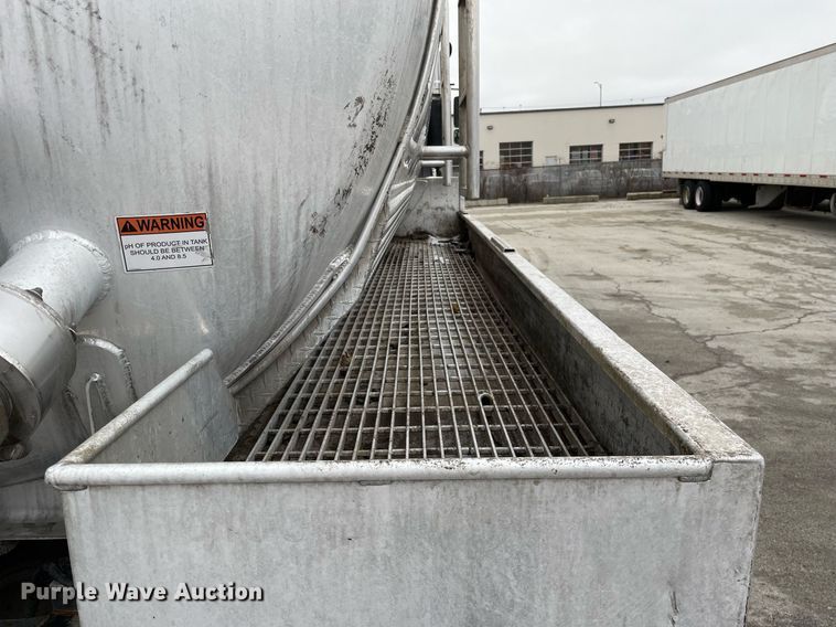 image for item MA9809 2016 International 7600  vacuum truck