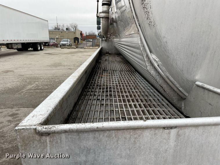 image for item MA9809 2016 International 7600  vacuum truck