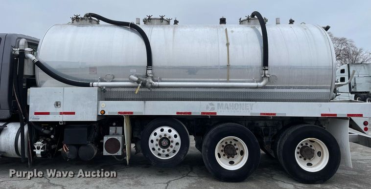 image for item MA9809 2016 International 7600  vacuum truck