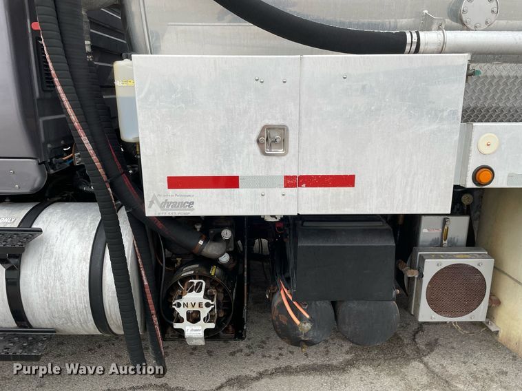 image for item MA9809 2016 International 7600  vacuum truck