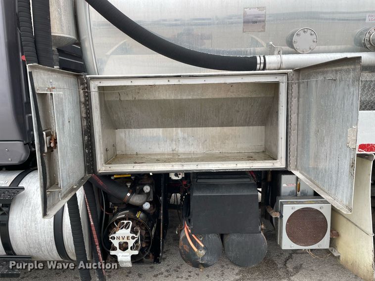 image for item MA9809 2016 International 7600  vacuum truck