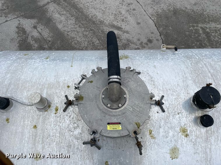 image for item MA9809 2016 International 7600  vacuum truck