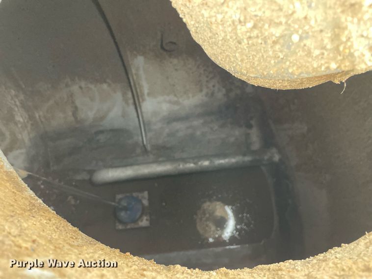 image for item MA9809 2016 International 7600  vacuum truck