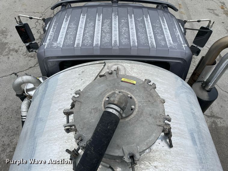 image for item MA9809 2016 International 7600  vacuum truck