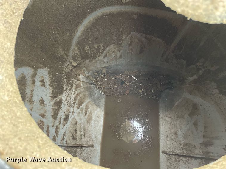 image for item MA9809 2016 International 7600  vacuum truck