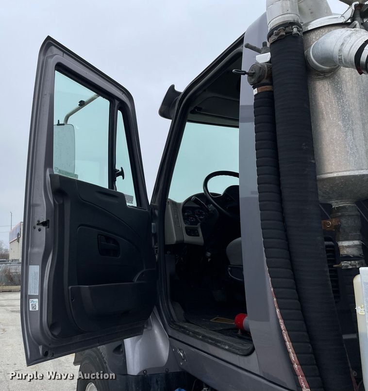 image for item MA9809 2016 International 7600  vacuum truck