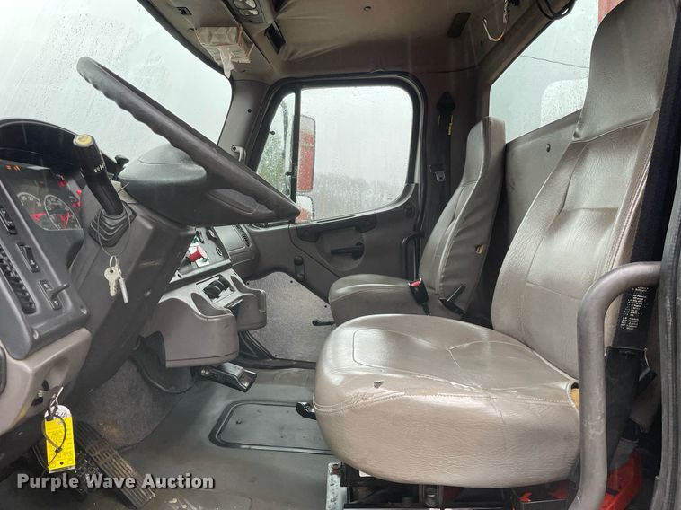 image for item MA9844 2008 Freightliner Business Class M2  bucket truck