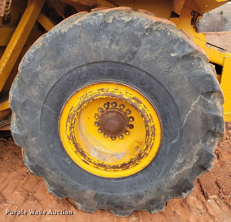 image for item ME9659 1983 John Deere 862  elevating scraper