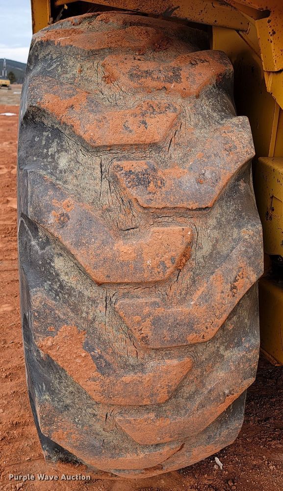 image for item ME9659 1983 John Deere 862  elevating scraper