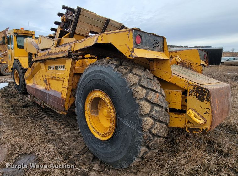 image for item ME9660 1984 John Deere 862  elevating scraper