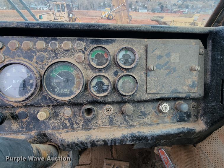 image for item ME9660 1984 John Deere 862  elevating scraper