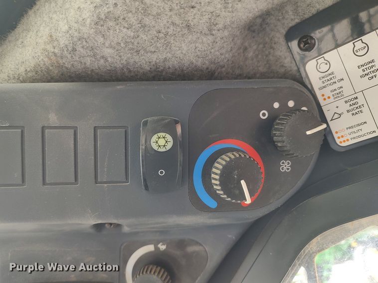 image for item MM9965 2019 John Deere 325G  skid steer loader