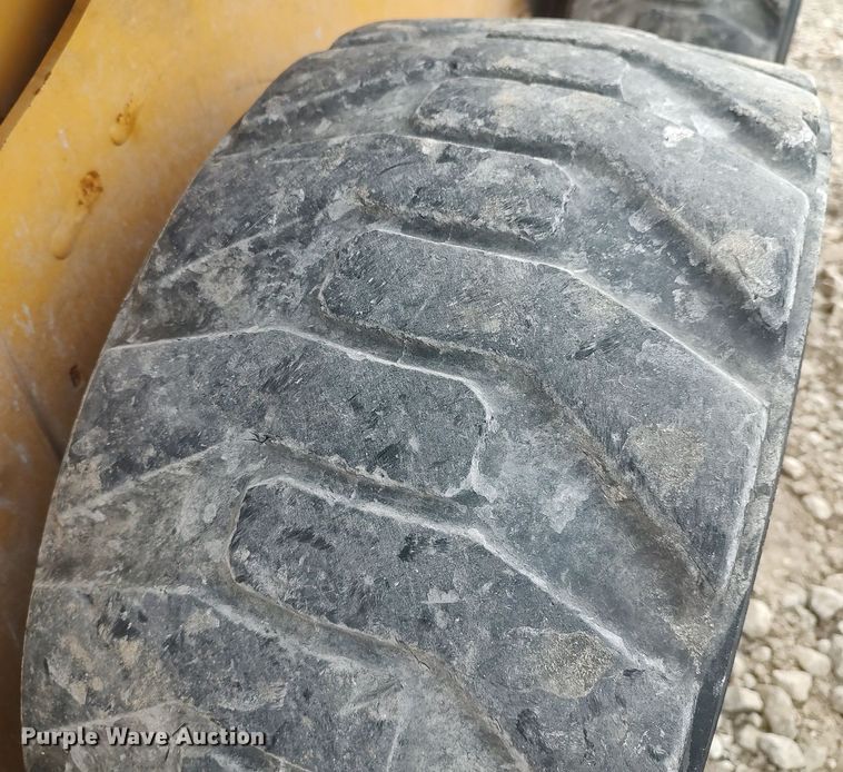 image for item MM9965 2019 John Deere 325G  skid steer loader