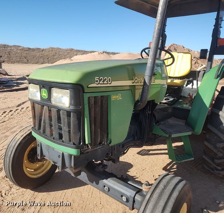 image for item MN9027 2002 John Deere 5220  tractor