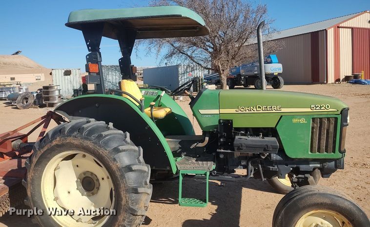 image for item MN9027 2002 John Deere 5220  tractor