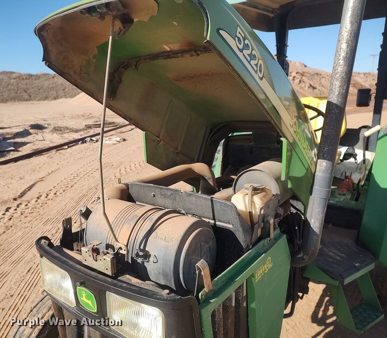 image for item MN9027 2002 John Deere 5220  tractor