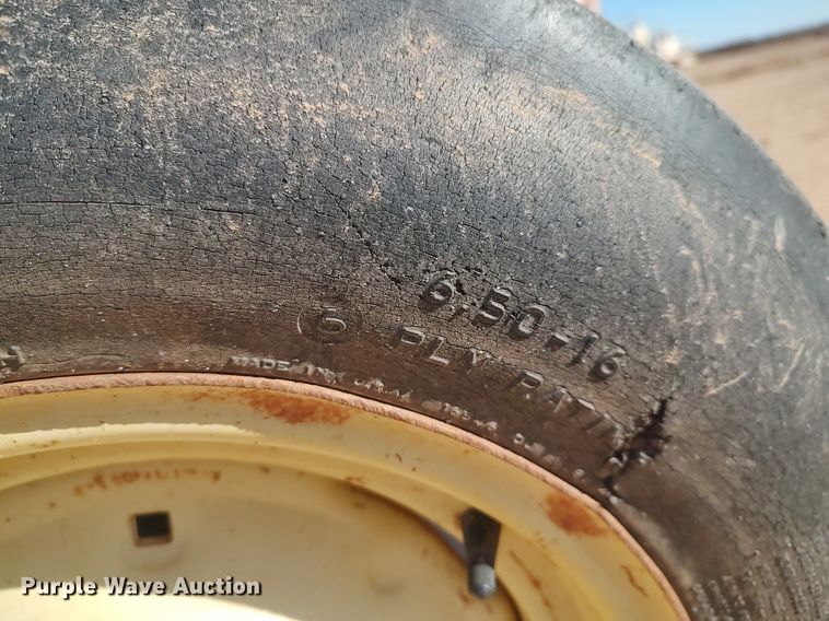 image for item MN9027 2002 John Deere 5220  tractor